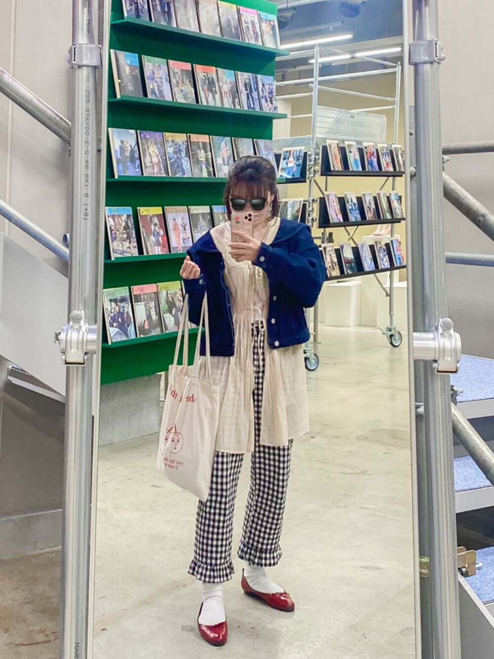 「休日スタイル、ギンガムチェック シャツ、韓国ファッション、春コーデ、低身長、骨格ストレート、merry jenny、トートバッグ」｜「merry jennyのアイテム（デニムジャケット、ブルー系）」を使った、ICHIKOさん（レディース・156cm）の春コーディネートの1枚目の写真