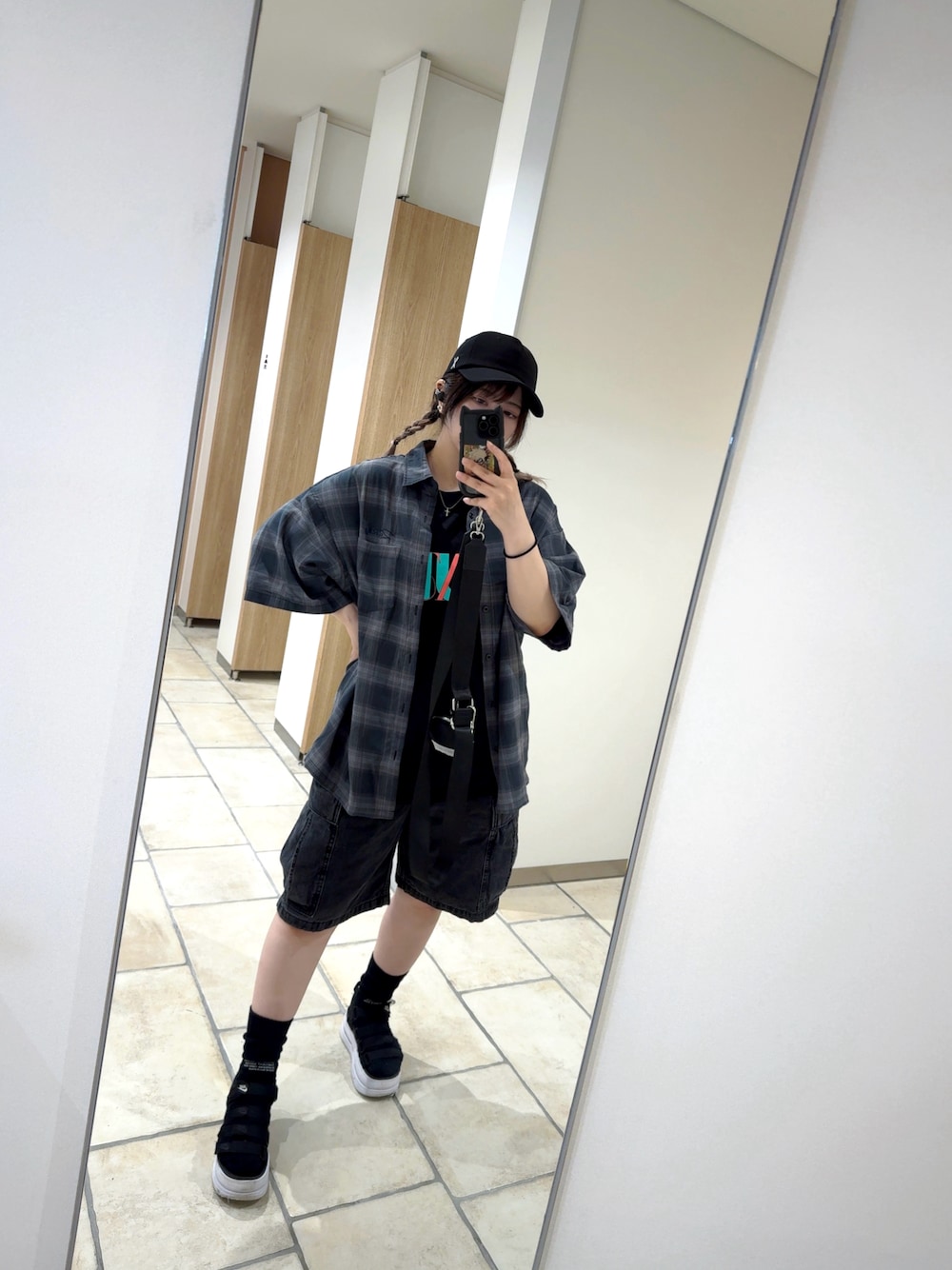 「ブラック、お洒落さんとつながりたい、夏コーデ、ハーフパンツ、GU、ブラックコーデ、フェススタイル、マイファス、モノトーンコーデ、カジュアルコーデ、骨格ストレート」｜「MONO-MARTの【retock's】ロゴ刺繍 オンブレチェック ビッグシルエット半袖シャツ（シャツ/ブラウス、グレー系）」を使った、srtkmgmgさん（骨格ストレート・レディース・156cm）の夏コーディネートの1枚目の写真