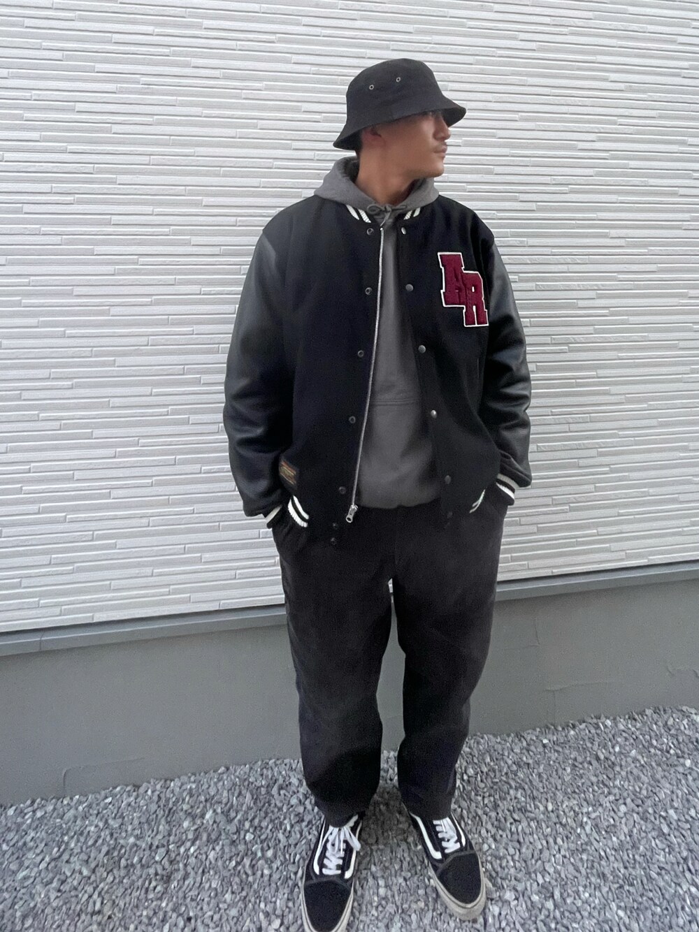 「冬のコーデ、大人コーデ、大人カジュアル、ストリートコーデ、ブラック、お洒落さんとつながりたい、ファッションの力を信じよう、バケットハット、モノトーン」｜「Right-onの【MEI】リサイクルコットンハット（ハット、ブラック系）」を使った、K.Tさん（メンズ・176cm）の冬コーディネートの1枚目の写真