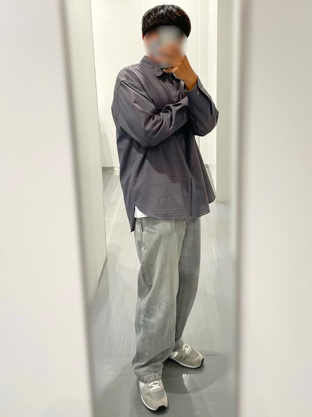 「ootd、オトナカジュアル、秋のコーデ、秋服コーデ、きれいめカジュアル、シンプル、デニムコーデ、ワントーンコーデ、シャツ好き集まれ、チェックシャツ、大人カジュアル、LIDNM、New Balance、996」｜「LIDNMのSuper130s WINDOW CHECK SHIRT（シャツ/ブラウス、グレー系）」を使った、NO_BUさん（メンズ・177cm）の秋コーディネートの1枚目の写真