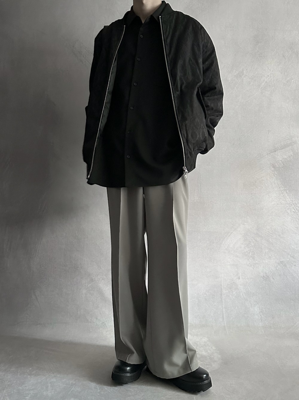 「ブルゾン、ジャガード、ワイドパンツ、革靴、シャツ、MA-1、serace、SERACE、セラス」｜「SERACEの【SERACE】Jacquard loose MA-1 blouson / ジャガードルーズMA-1ブルゾン（MA-1、ブラック系）」を使った、cobaさん（メンズ・173cm）の秋コーディネートの1枚目の写真