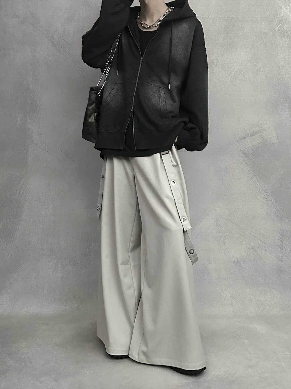 ブラック系のパーカー、ブラック系のタンクトップ、その他のスラックスを着用したメンズの秋コーディネートの1枚目の写真