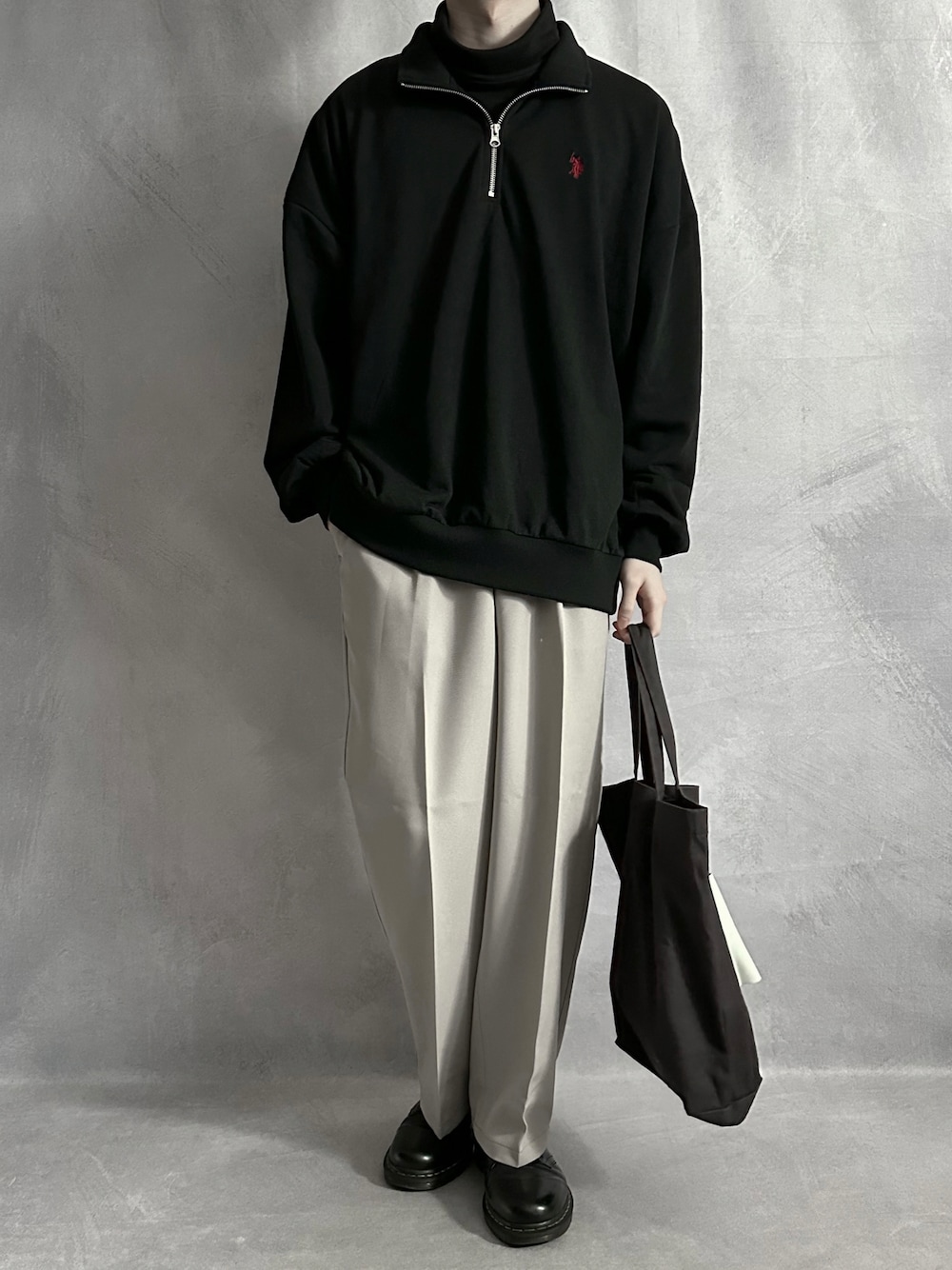 「ハーフジップ、ハーフZIP、WEGO、ウィゴー、シンプルコーデ、オーバーサイズ、冬コーデ、白パンツ、ビッグT、ダウンジャケット、タートルネック、私の推しブランド、プチプラ、トートバッグ、PR」｜「U.S. POLO ASSN.の∴WEGO/【WEB限定】USPOLO別注  ハーフZIPプルオーバー（スウェット、ブラック系）」を使った、cobaさん（メンズ・173cm）の冬コーディネートの1枚目の写真