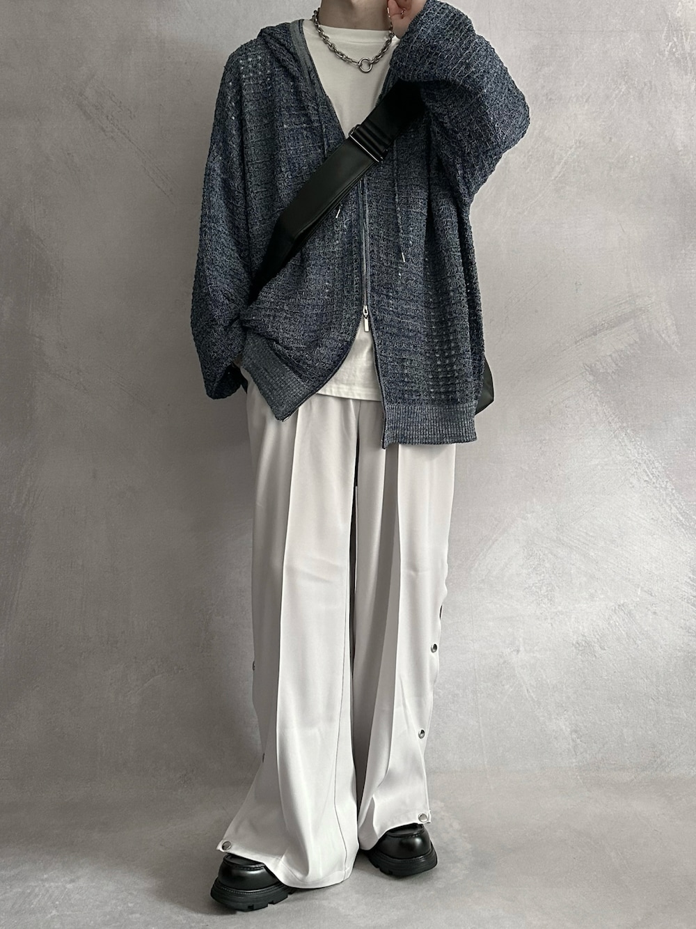 「ジップパーカー、パーカー、メッシュ、スラックス、ローファー、ショルダーバッグ、serace、SERACE、セラス」｜「SERACEの【SERACE】Loose silhouette openwork mesh knit hoodie / ルーズシルエット透かし編みメッシュニットパーカー（パーカー、ブルー系）」を使った、cobaさん（メンズ・173cm）の冬コーディネートの1枚目の写真