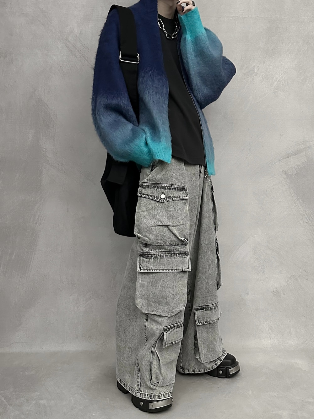 その他のニット/セーター、ホワイト系のデニムパンツ、ブラック系のショルダーバッグを着用したメンズの冬コーディネートの1枚目の写真