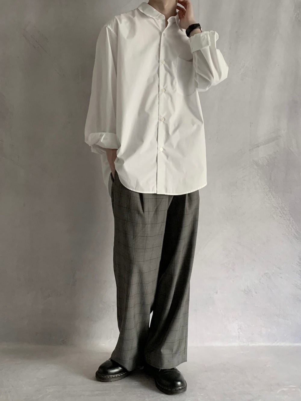 ホワイト系のシャツ/ブラウス、グレー系のスラックス、ブラック系のその他シューズを着用したメンズの夏コーディネートの1枚目の写真