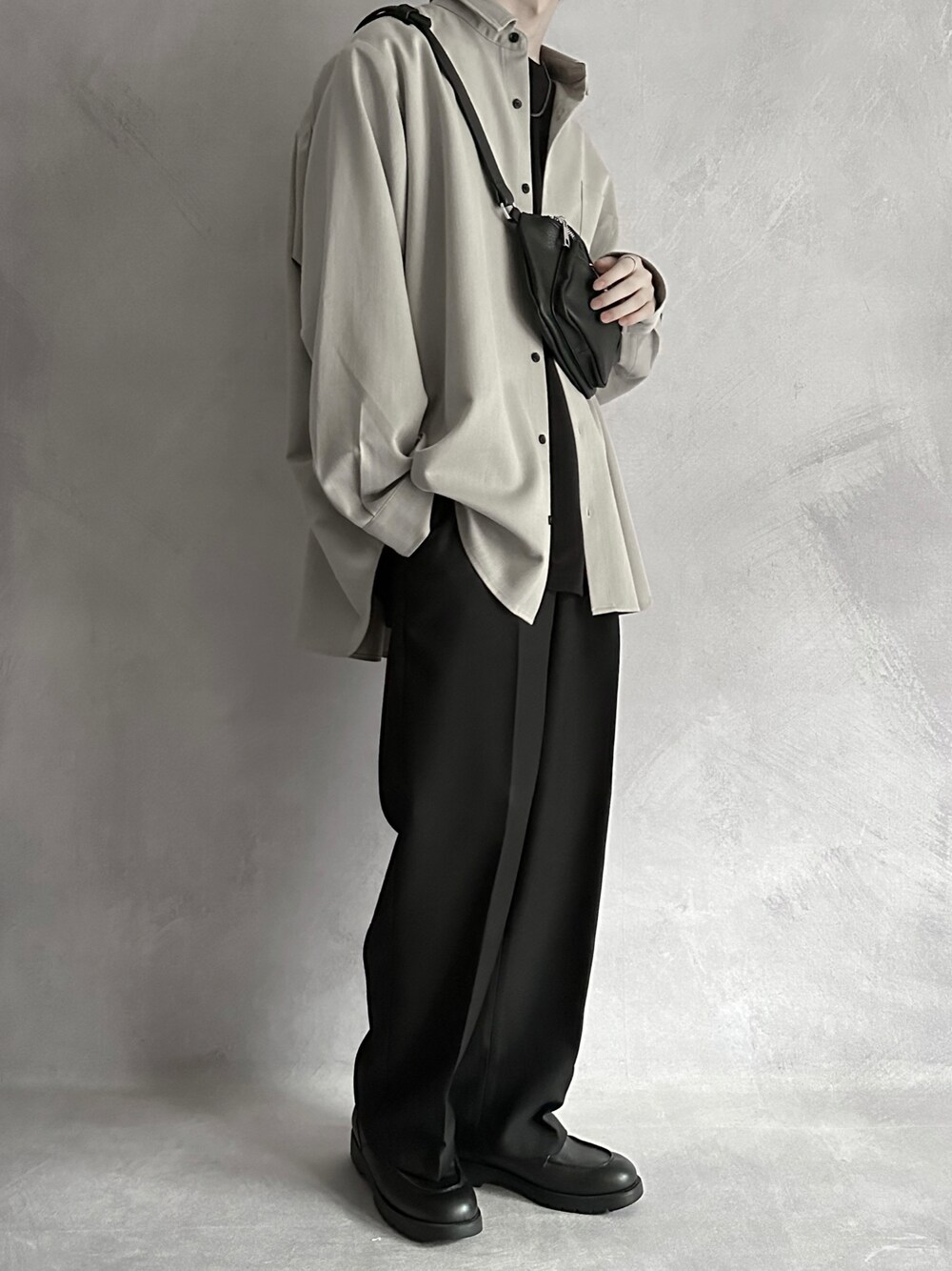 ベージュ系のシャツ/ブラウス、ブラック系のTシャツ/カットソー、ブラック系のスラックスを着用したメンズの秋コーディネートの1枚目の写真