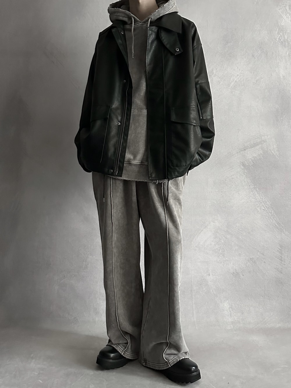 「レザー、ブルゾン、秋冬コーデ、ヴィンテージ、セットアップ、革靴、serace、SERACE、セラス」｜「SERACEの【SERACE】Loose silhouette vintage like blouson / ルーズシルエットヴィンテージライク合皮ブルゾン（ブルゾン、ブラック系）」を使った、cobaさん（メンズ・173cm）の秋コーディネートの1枚目の写真