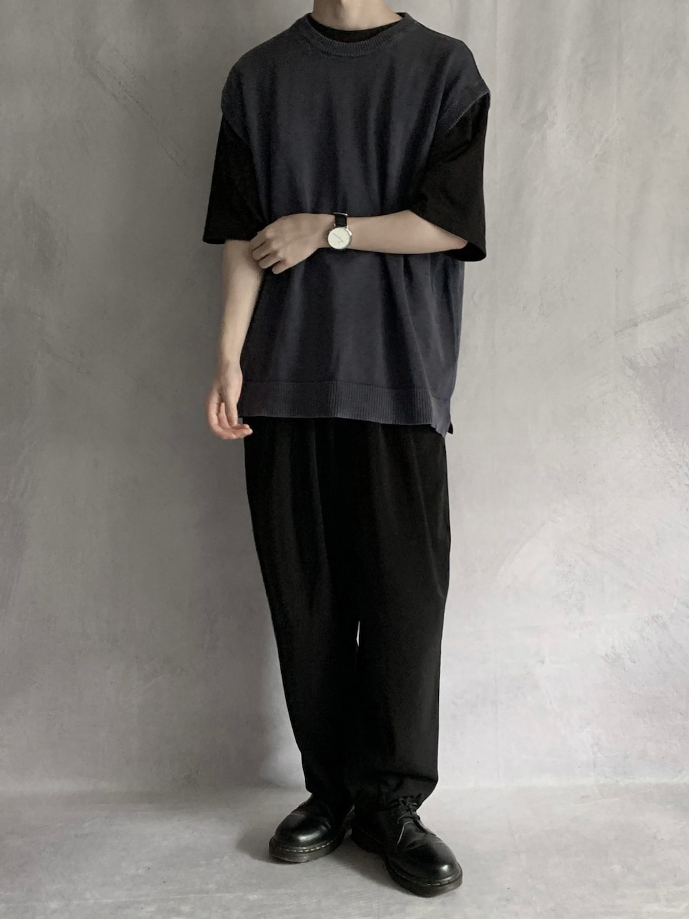 「プチプラ、シンプルコーデ、秋コーデ、ゆるコーデ、きれいめカジュアル、黒Tシャツ、ニットベスト、ベスト、革靴、腕時計、GU、KUUUPY、UNIQLO U、休日スタイル、ワイドパンツ」｜「GUのアイテム（ベスト、ブルー系）」を使った、cobaさん（メンズ・173cm）の夏コーディネートの1枚目の写真