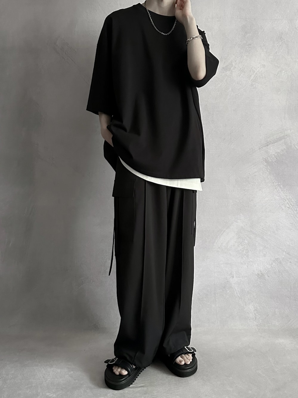 「モノトーン、レイヤードスタイル、カーゴパンツ、Tシャツ、オーバーサイズ、サンダル、serace、SERACE、セラス」｜「SERACEの【SERACE】Loose silhouette T-shirt / ルーズシルエットTシャツ（Tシャツ/カットソー、ブラック系）」を使った、cobaさん（メンズ・173cm）の春コーディネートの1枚目の写真