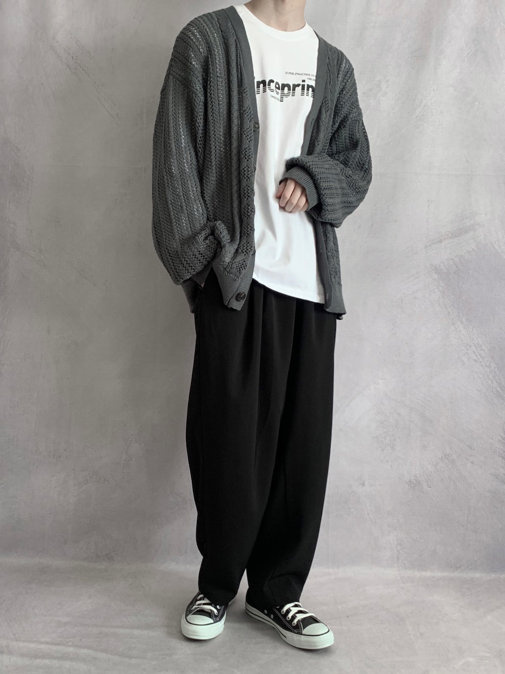 「EMMA  CLOTHES、エマクローズ、PR、カーディガン、メッシュ、ロゴT、ワイドパンツ、コンバース、スニーカー、ゆるコーデ、シンプルコーデ、カジュアル、ビッグシルエット、春コーデ、プチプラ」｜「EMMA CLOTHESのメッシュ編みケーブルアーガイルラインボリュームニット ルーズカーディガン EMMA CLOTHES 2022 SPRING（カーディガン/ボレロ、グレー系）」を使った、cobaさん（メンズ・173cm）の冬コーディネートの1枚目の写真