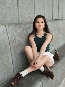 「アイテム（タンクトップ）」を使った、Selena Leungさん（レディース・157cm）の秋コーディネート