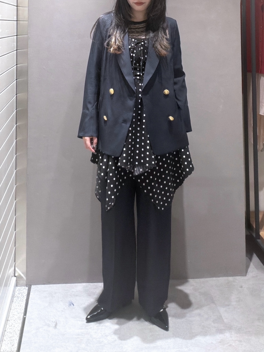 ブルー系のブルゾン、ブラック系のワンピース、ブラック系のTシャツ/カットソーを着用したレディースの春コーディネートの1枚目の写真