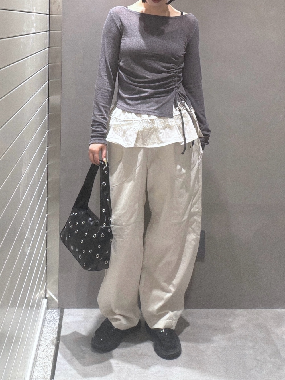 グレー系のTシャツ/カットソー、ホワイト系のその他パンツ、ブラック系のショルダーバッグを着用したレディースの秋コーディネートの1枚目の写真