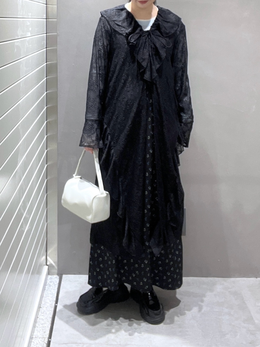 ブラック系のワンピース、ブルー系のTシャツ/カットソー、ブラック系のワンピースを着用したレディースの冬コーディネートの1枚目の写真