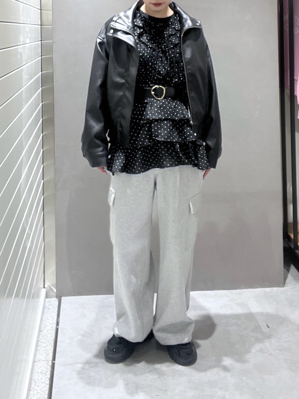 ブラック系のシャツ/ブラウス、ブラック系のブルゾン、グレー系のその他パンツを着用したレディースの冬コーディネートの1枚目の写真