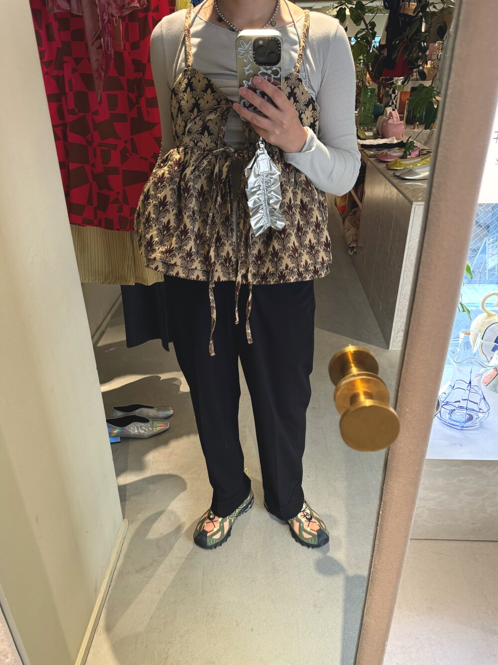 「NEW BALANCEのML610 GTX（スニーカー、グリーン系）」を使った、miyukiさん（レディース・160cm）の秋コーディネートの1枚目の写真
