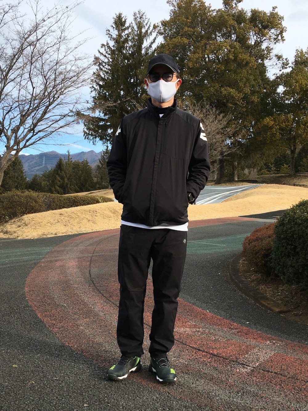 「おしゃれさんと繋がりたい、ゴルフ、ゴルフ男子、ゴルフウェア、ゴルフコーデ、ゴルフウェアメンズ」｜「DESCENTEのアイテム（キャップ、ブラック系）」を使った、yoshimorikiさん（メンズ・182cm）の冬コーディネートの1枚目の写真