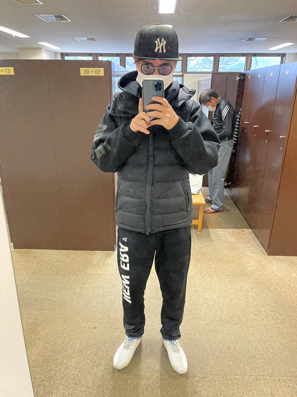 「秋冬コーデ、おしゃれさんと繋がりたい、ニユーエラ、NEW ERA、ゴルフ、ゴルフウェア、ゴルフ男子、ゴルフウェアメンズ」｜「NEW ERAのアイテム（キャップ、ブラック系）」を使った、yoshimorikiさん（メンズ・182cm）の冬コーディネートの1枚目の写真