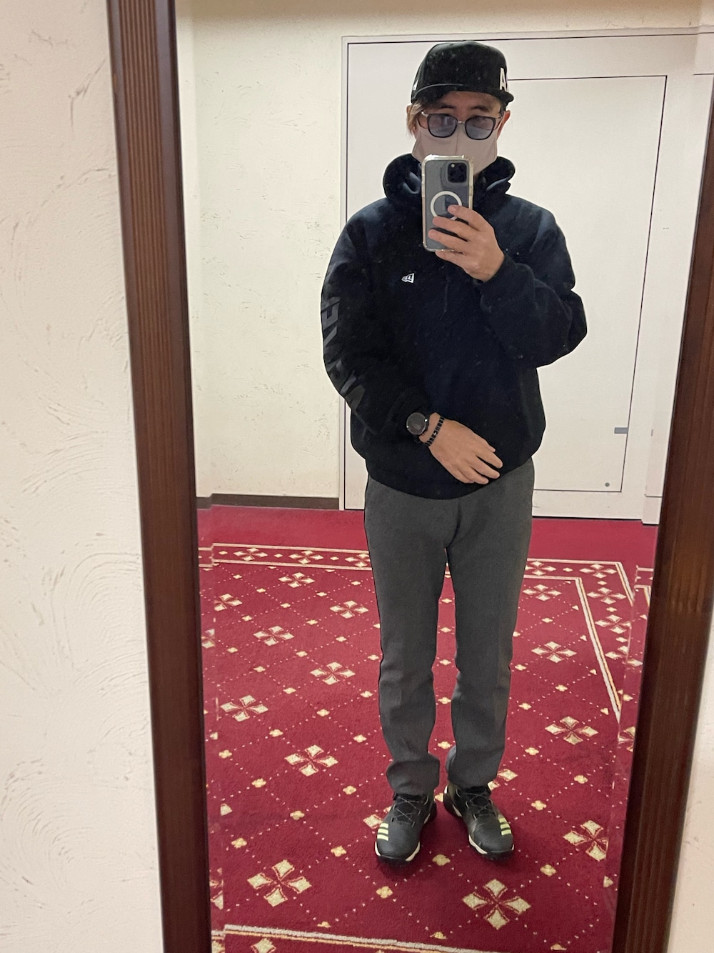 「ゴルフウェア、ゴルフウェアメンズ、ゴルフコーデ、ゴルフ男子、ゴルフスタイル」｜「NEW ERAのアイテム（パーカー、ブラック系）」を使った、yoshimorikiさん（メンズ・182cm）の冬コーディネートの1枚目の写真