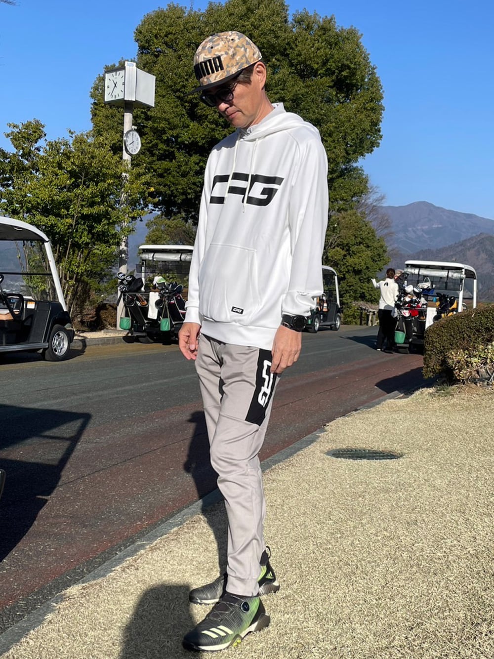 「ゴルフウェア、ゴルフ、ゴルフコーデ、ゴルフ男子、ゴルフウェアメンズ、ゴルフスタイル、お洒落さんとつながりたい、春コーデ」｜「PUMAのアイテム（キャップ、ベージュ系）」を使った、yoshimorikiさん（メンズ・182cm）の春コーディネートの1枚目の写真