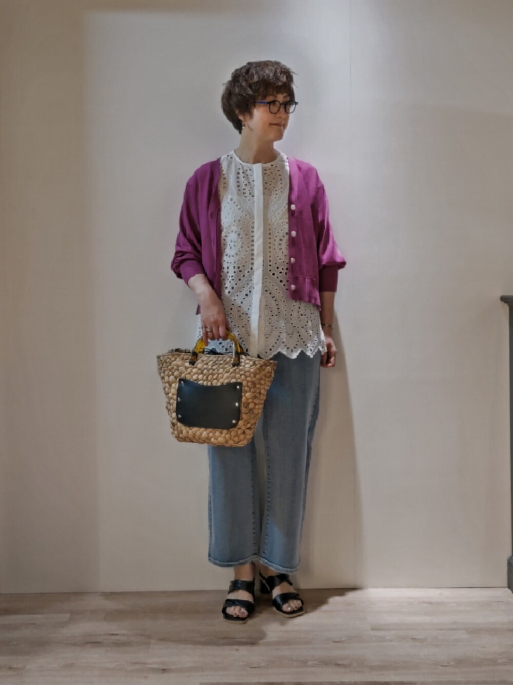 ホワイト系のシャツ/ブラウス、ブラック系のかごバッグ、ブルー系のデニムパンツを着用したレディースの春コーディネートの1枚目の写真