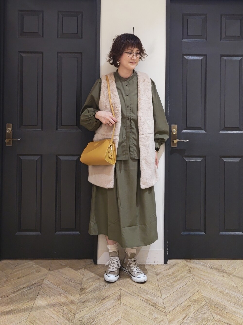 「メランクルージュ、MelanCleuge、Melan Cleuge ディアモール大阪、ファーベスト、ファー、ワントーンコーデ、秋のコーデ、秋コーデ、秋服、スニーカー、スニーカーコーデ」｜「Melan Cleugeのアイテム（ベスト、ベージュ系）」を使った、ますきさん（レディース・165cm）の秋コーディネートの1枚目の写真