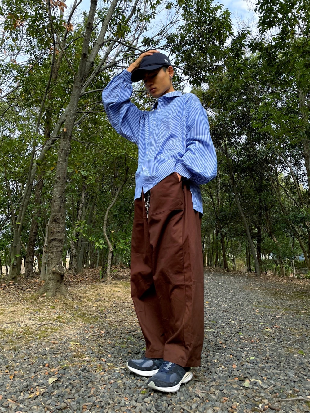 「シンプルコーデ、リラックススタイル、低身長コーデ、キャップ、チノパン、シャツスタイル、NEWBALANCE、パステル映える春、プチプラ、UNIQLO、大学生、スニーカーコーデ、ストライプ、ビッグシルエット」｜「NEW BALANCEのアイテム（スニーカー、ブルー系）」を使った、やゆよさん（メンズ・169cm）の春コーディネートの1枚目の写真