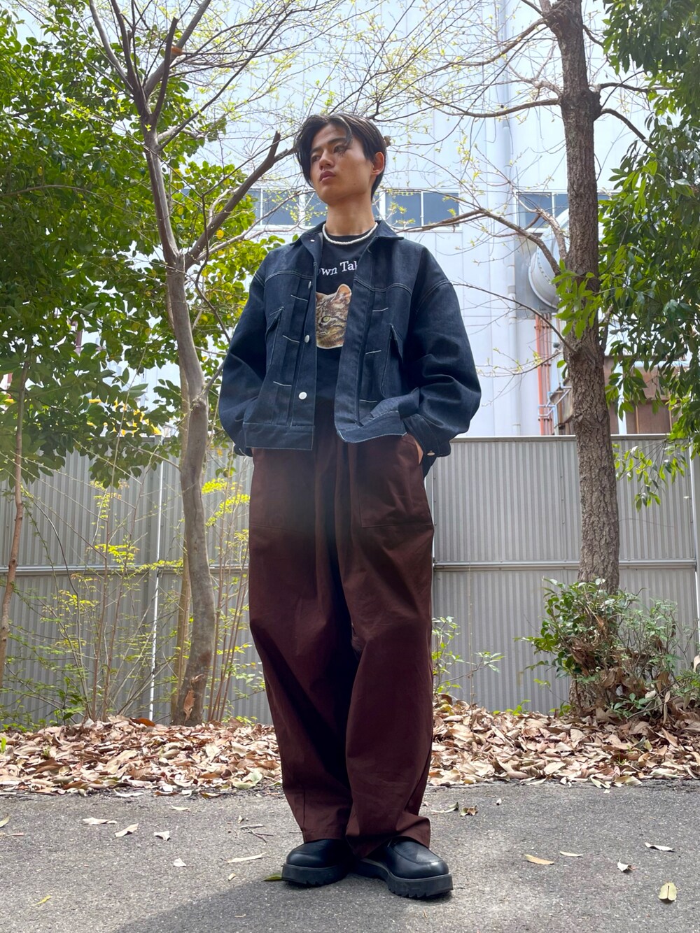 「はじめましてコーデ、オーバーサイズ、シンプル、はるコーデ、低身長、デニム、ローファー、アニマル柄、ビッグシルエット、チノパン、デニムジャケット、カラーパンツ、Tシャツ、相互フォロー、ごきげんウィーク」｜「WYM LIDNMの【WYM LIDNM】SHARK SOLE COMBINATION SHOES（ドレスシューズ、ブラック系）」を使った、やゆよさん（メンズ・169cm）の春コーディネートの1枚目の写真