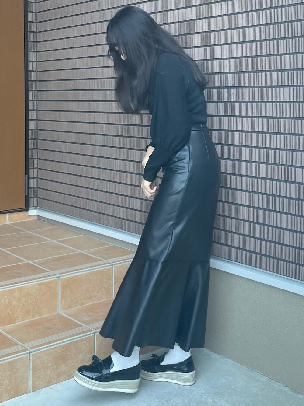 「大人コーデ、レザースカート、ブラックコーデ、ローリーズファーム(LOWRYS FARM)、厚底ローファー、冬、シンプル、スカート、ニット」｜「treatürselfのアイテム（ニット/セーター、ブラック系）」を使った、manamii〜.さん（レディース・156cm）の冬コーディネートの1枚目の写真