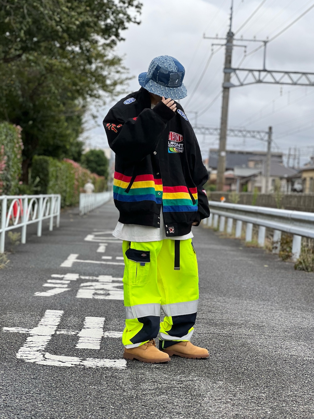 「秋コーデ、カジュアル、古着MIX、古着コーデ、古着男子、perushu、ワークパンツ、蛍光色、Timberland、カンゴール、バケットハット、いいね、save、フォローお願いします🤑、ストリート、腰パン、レーシングジャケット」｜「KANGOLのKANGOL デニム バケットハット（ハット、ブルー系）」を使った、とらさん（メンズ・173cm）の秋コーディネートの1枚目の写真