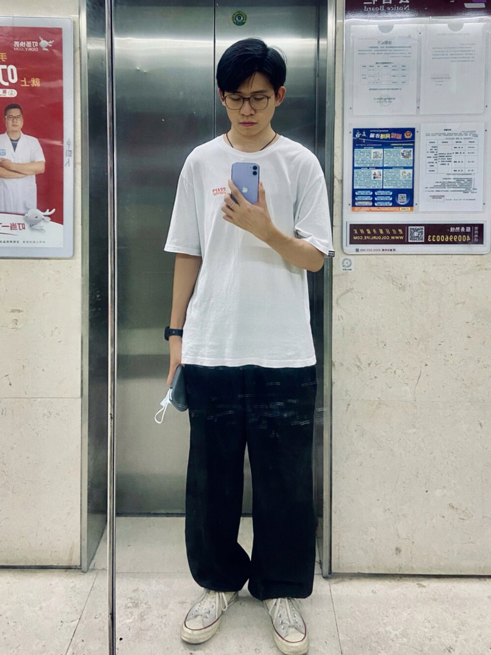 「ootd、夏、街头搭配、球鞋、休闲、日系极简、oversize、深圳、通勤穿搭」｜「CONVERSE ALL STARのアイテム（スニーカー、ベージュ系）」を使った、周常喜JoKercHOwさん（メンズ・180cm）の夏コーディネートの1枚目の写真