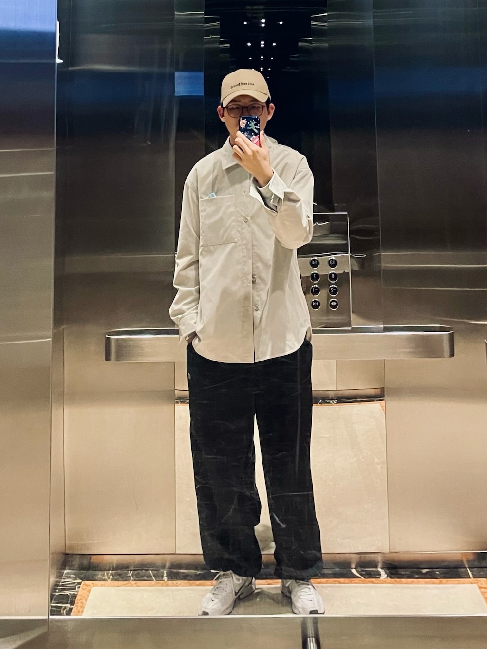 「NIKEのアイテム（スニーカー、ホワイト系）」を使った、周常喜JoKercHOwさん（メンズ・180cm）の冬コーディネートの1枚目の写真