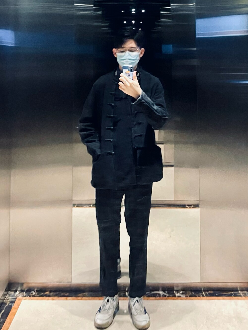 「UNIQLOのアイテム（スラックス、ブラック系）」を使った、周常喜JoKercHOwさん（メンズ・180cm）の春コーディネートの1枚目の写真