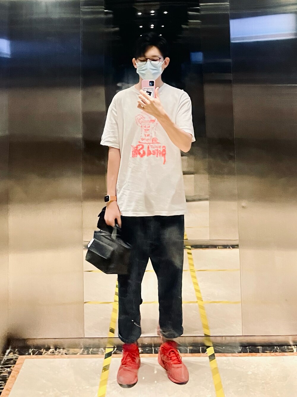「PUMAのアイテム（スニーカー、レッド系）」を使った、周常喜JoKercHOwさん（メンズ・180cm）の夏コーディネートの1枚目の写真