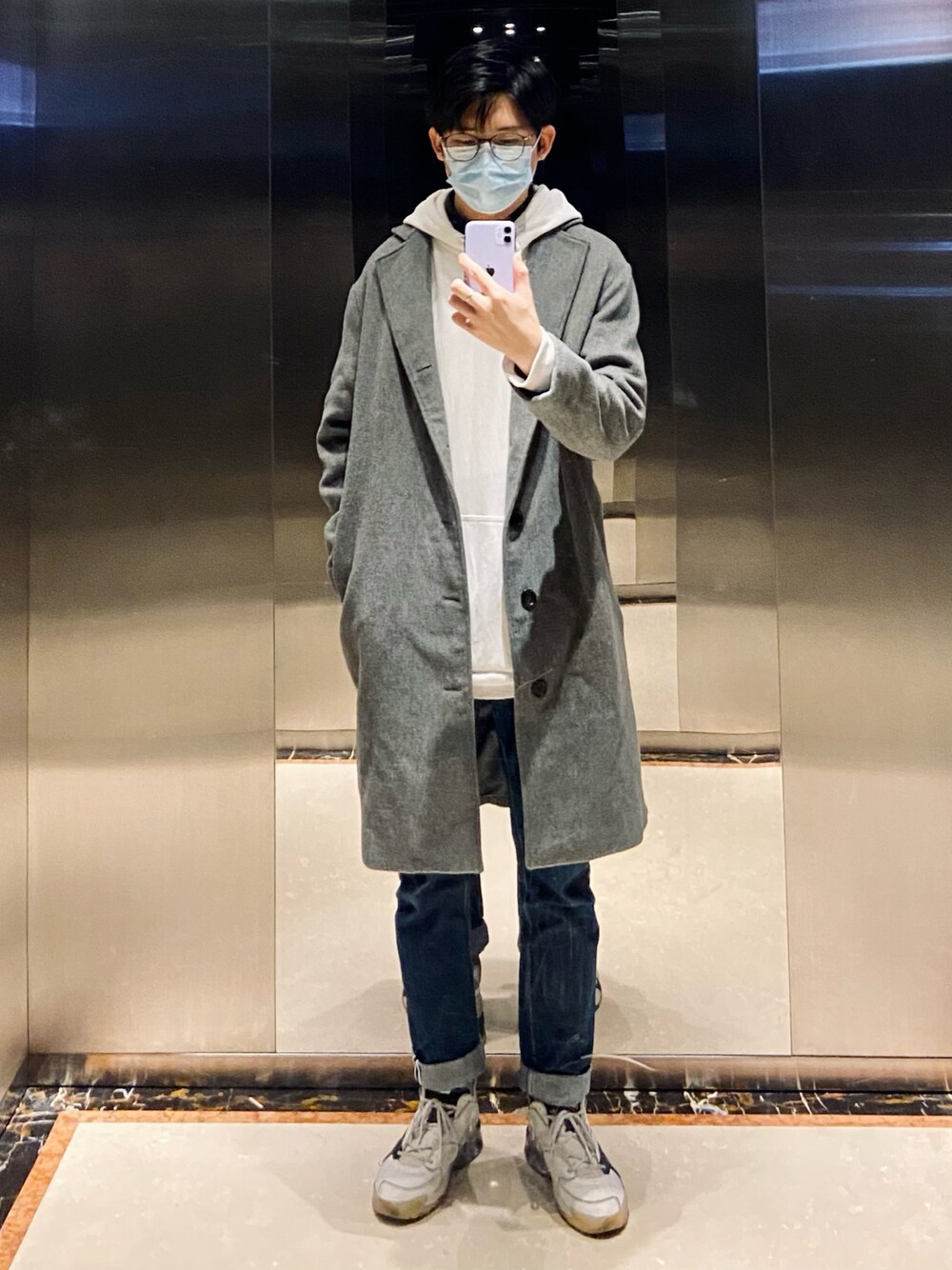 「adidasのアイテム（スニーカー、ホワイト系）」を使った、周常喜JoKercHOwさん（メンズ・180cm）の冬コーディネートの1枚目の写真