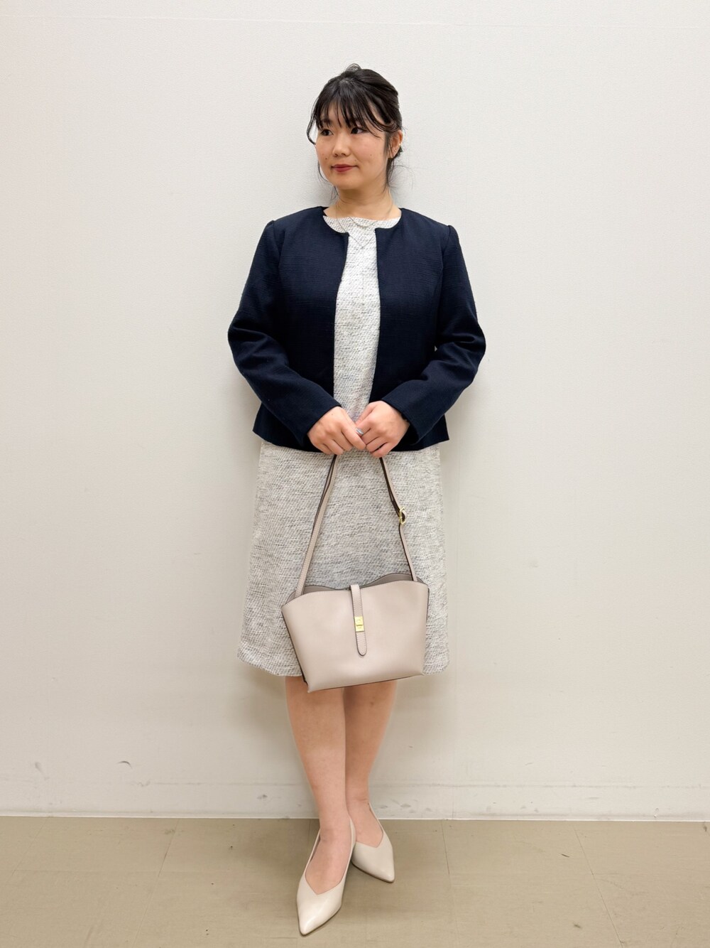「入園式、入学式、卒園式、卒業式、ハレの日、セレモニー、キレイめ、ワンピース、ジャケット、七五三、ママファッション、シューラルー、お仕事コーデ」｜「SHOO・LA・RUEの【通勤/セレモニー】女性らしいハートネック パイピング ツイードジャケット（ノーカラージャケット、ブルー系）」を使った、Maaaaachanさん（骨格ストレート・レディース・165cm）の冬コーディネートの1枚目の写真