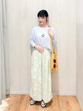 「SHOO・LA・RUE（シューラルー）の【着丈選べる/体型カバー/洗濯機可】さらさらとろん ドルマンブラウス（シャツ/ブラウス、ブルー系）」を使った、愛さん（レディース・165cm）の春コーディネート