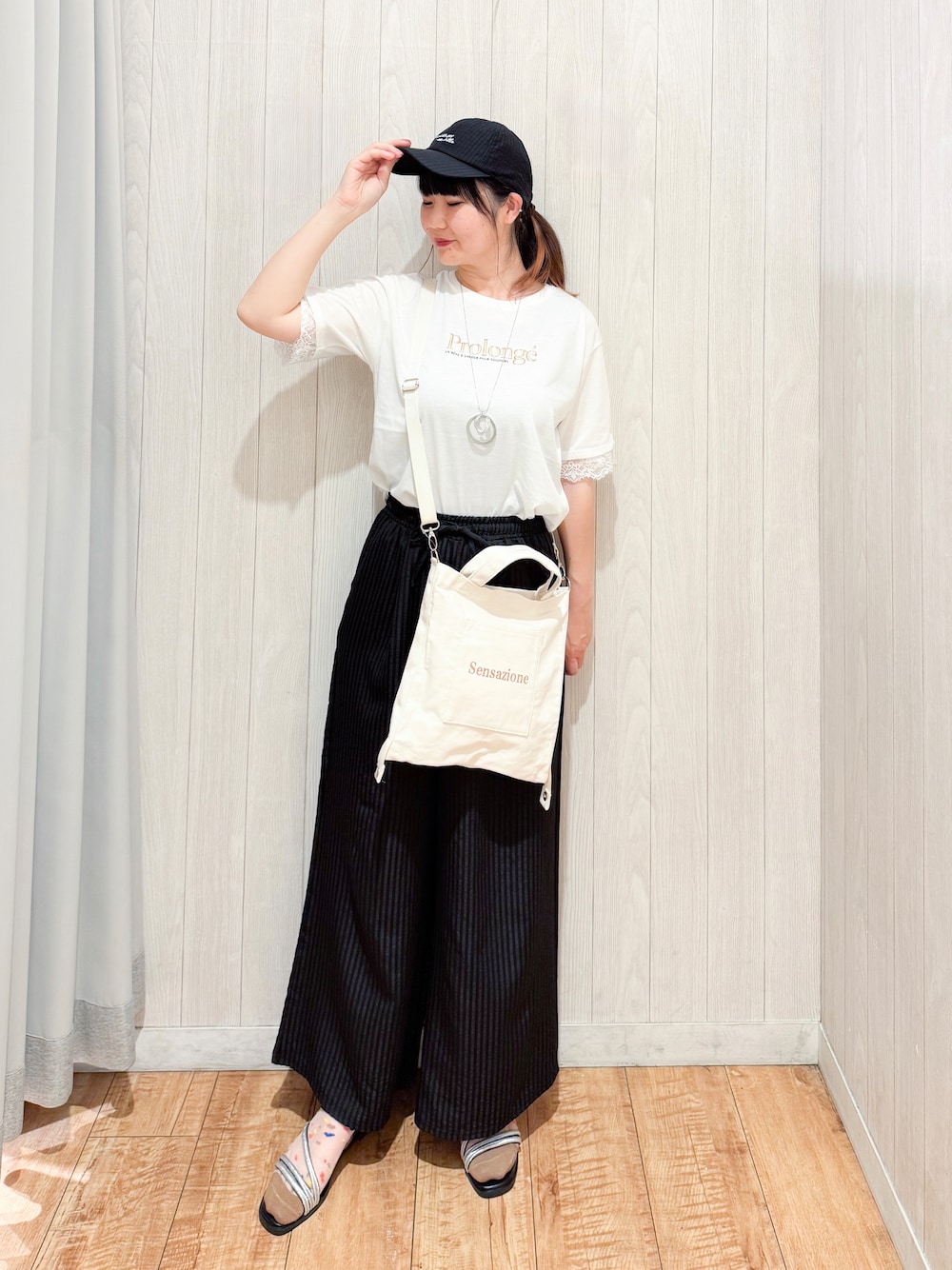 ホワイト系のTシャツ/カットソー、ブラック系のその他パンツ、ブラック系のサンダルを着用したレディースの夏コーディネートの1枚目の写真