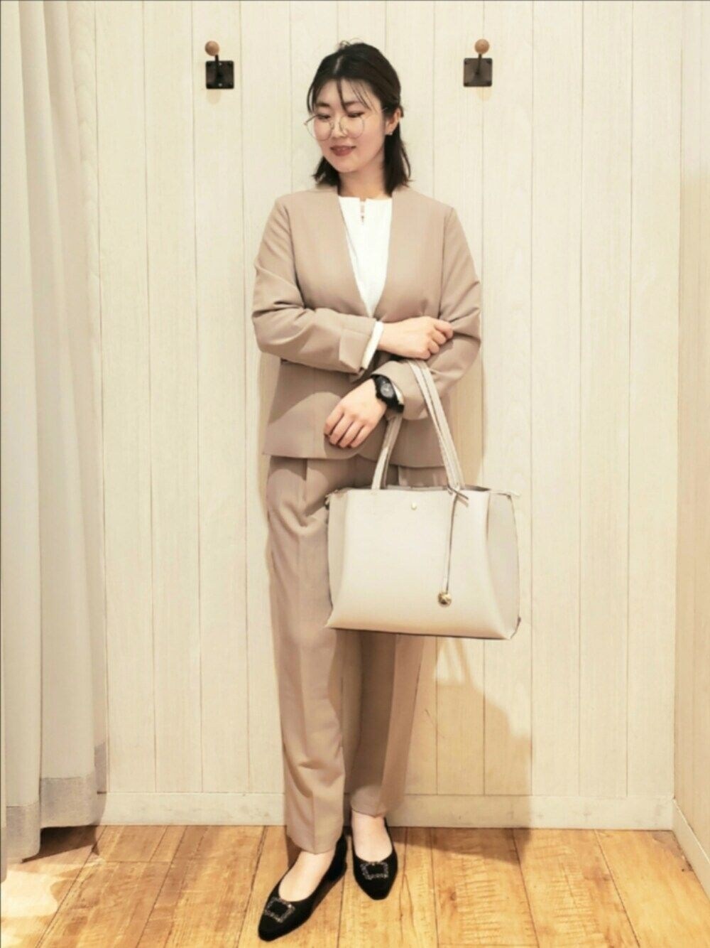 「シンプルコーデ、オトナ女子、大人コーデ、お仕事コーデ、七五三、入学式、セレモニー、オフィススタイル、ブラウス、テーパードパンツ、シューラルー」｜「DRESKIPの【洗える/S-LL/セットアップ可/通勤/セレモニー】カラーレスジャケット（ノーカラージャケット、ベージュ系）」を使った、Maaaaachanさん（レディース・165cm）の秋コーディネートの1枚目の写真