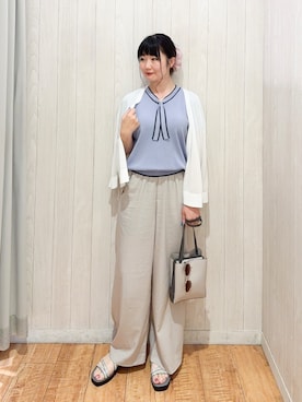 「SHOO・LA・RUE（シューラルー）の【ひんやり/洗濯機可/S-LL】オンにもオフにも マルチに使えるボタンレスカーディガン（カーディガン/ボレロ、ホワイト系）」を使った、愛さん（レディース・165cm）の夏コーディネート