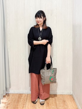 「SHOO・LA・RUE（シューラルー）の【ひんやり/S-LL/洗濯機可】体型カバーにも ゆるっとリラックスチュニック（ワンピース、ブラック系）」を使った、愛さん（レディース・165cm）の夏コーディネート