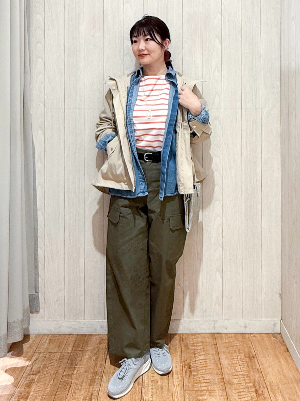 「ジャケット、春コーデ、春めき満開コーデ、デニム、春夏コーデ、カジュアルスタイル、オトナ女子、スニーカー女子、ピンク、レイヤードスタイル、シューラルー、ママファッション、30代コーデ、オトナカジュアル、大人カジュアル」｜「DRESKIPの【S-LL/防花粉/撥水】かわいいもかっこいいも叶える 欲張りマウンテンパーカ（ブルゾン、ベージュ系）」を使った、Maaaaachanさん（骨格ストレート・レディース・165cm）の春コーディネートの1枚目の写真
