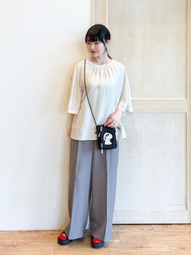 「SHOO・LA・RUE（シューラルー）の【ひんやり/S-LL/洗濯機可】体型カバー ふんわりスラブポンチョ風ブラウス（シャツ/ブラウス、ベージュ系）」を使った、愛さん（レディース・165cm）の夏コーディネート