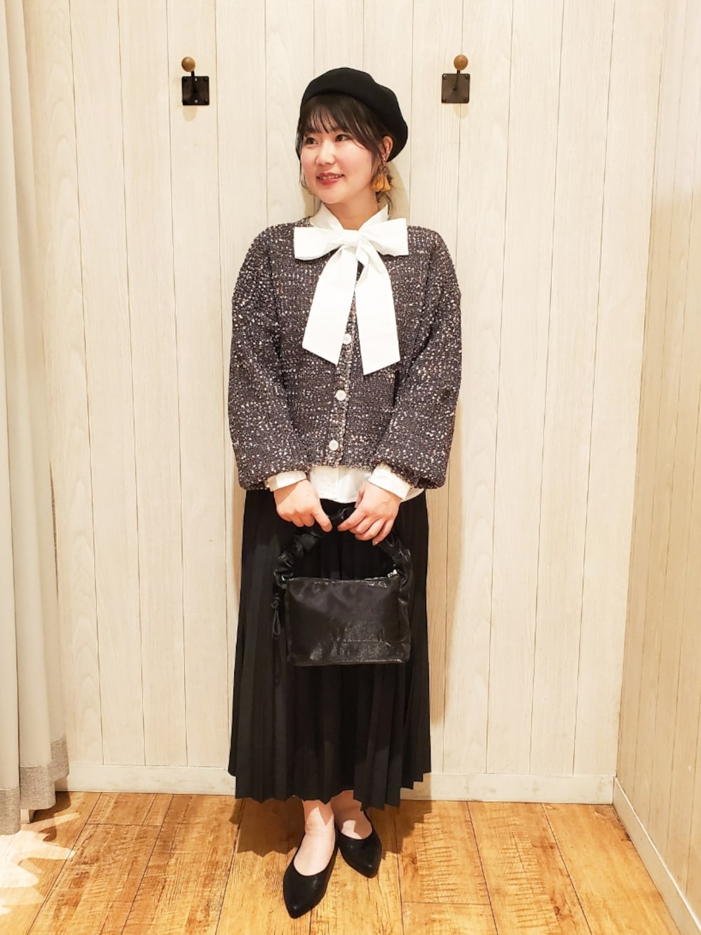 「レイヤードスタイル、かんたん！着回しコーデ術、休日スタイル、大人コーデ、大人ガーリー、大人女子、大人可愛い、モノトーンコーデ、シューラルー、ママファッション、30代コーデ、リボンブラウス、スカート、カーディガン」｜「SHOO・LA・RUEのサーモベレー帽（ハンチング/ベレー帽、ブラック系）」を使った、Maaaaachanさん（骨格ストレート・レディース・165cm）の冬コーディネートの1枚目の写真