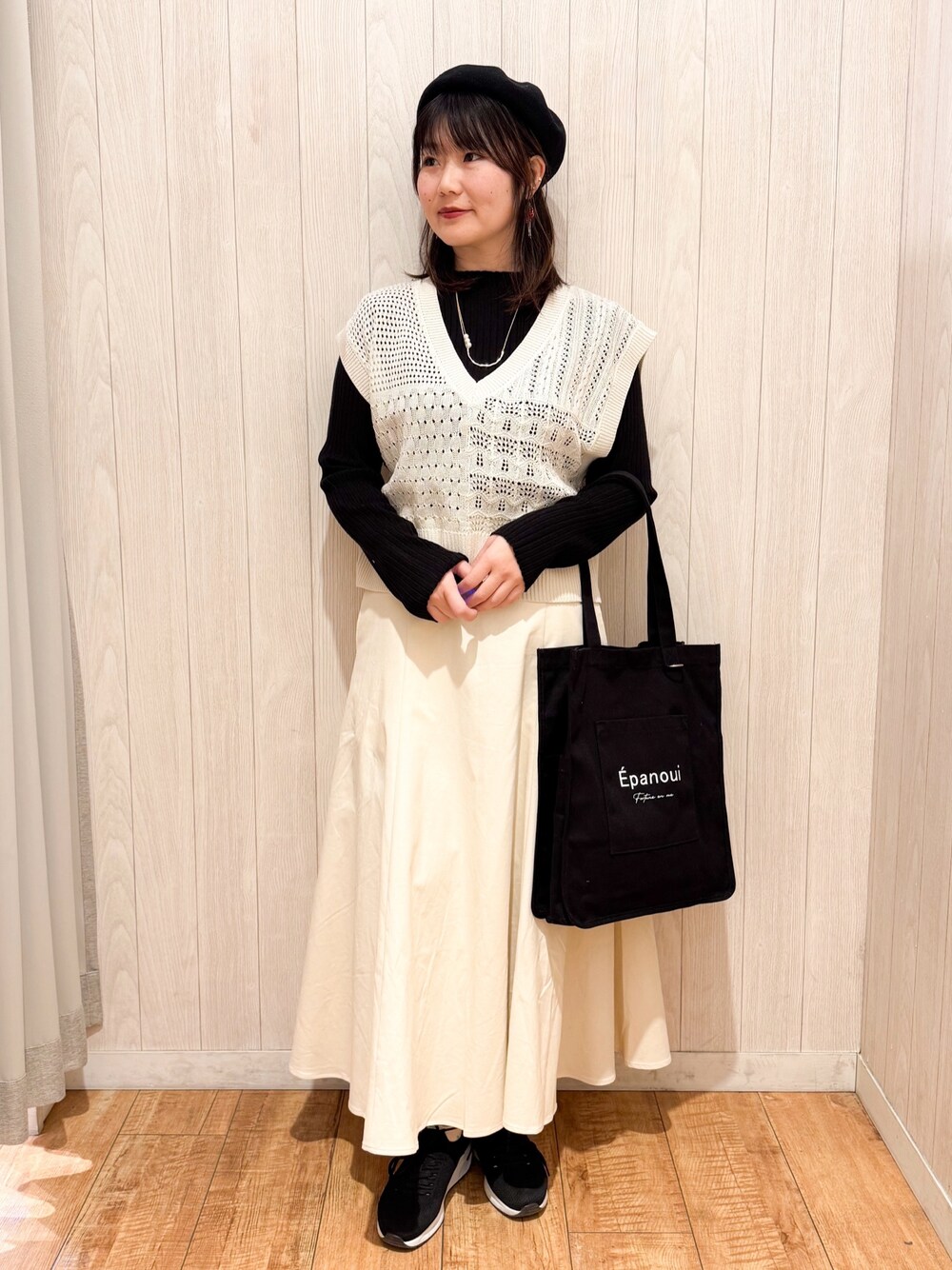 「春色、プチプラ、春服、レイヤードスタイル、モノトーン、大人カジュアルコーデ、オトナカワイイ、大人可愛い、フレアスカート、ベスト、シューラルー、30代コーデ、ママファッション、カジュアルガーリー」｜「SHOO・LA・RUEのサーモベレー帽（ハンチング/ベレー帽、ブラック系）」を使った、Maaaaachanさん（骨格ストレート・レディース・165cm）の春コーディネートの1枚目の写真