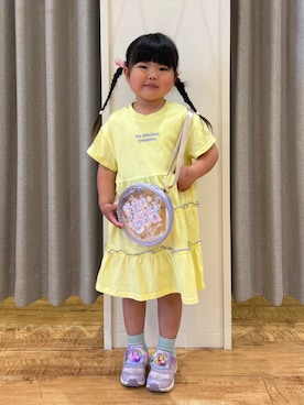 「SHOO・LA・RUE（シューラルー）の【100-150cm】配色メローティアードワンピース（ワンピース、イエロー系）」を使った、愛さん（レディース・165cm）の夏コーディネート