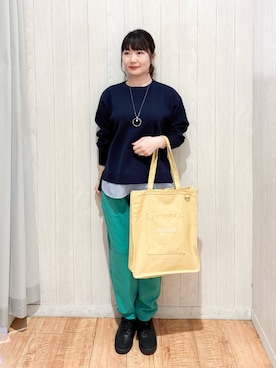 「SHOO・LA・RUE（シューラルー）の推し活もできるハンプトート【うちわが入る】（トートバッグ、イエロー系）」を使った、愛さん（レディース・165cm）の春コーディネート