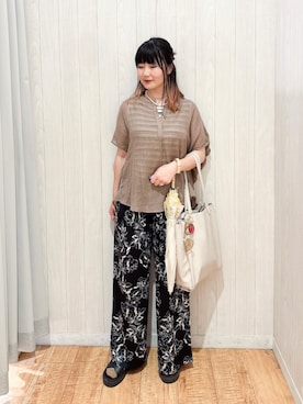 「SHOO・LA・RUE（シューラルー）の【体型カバー】バルーン風ゆるシャツブラウス（シャツ/ブラウス、ブラウン系）」を使った、愛さん（レディース・165cm）の夏コーディネート