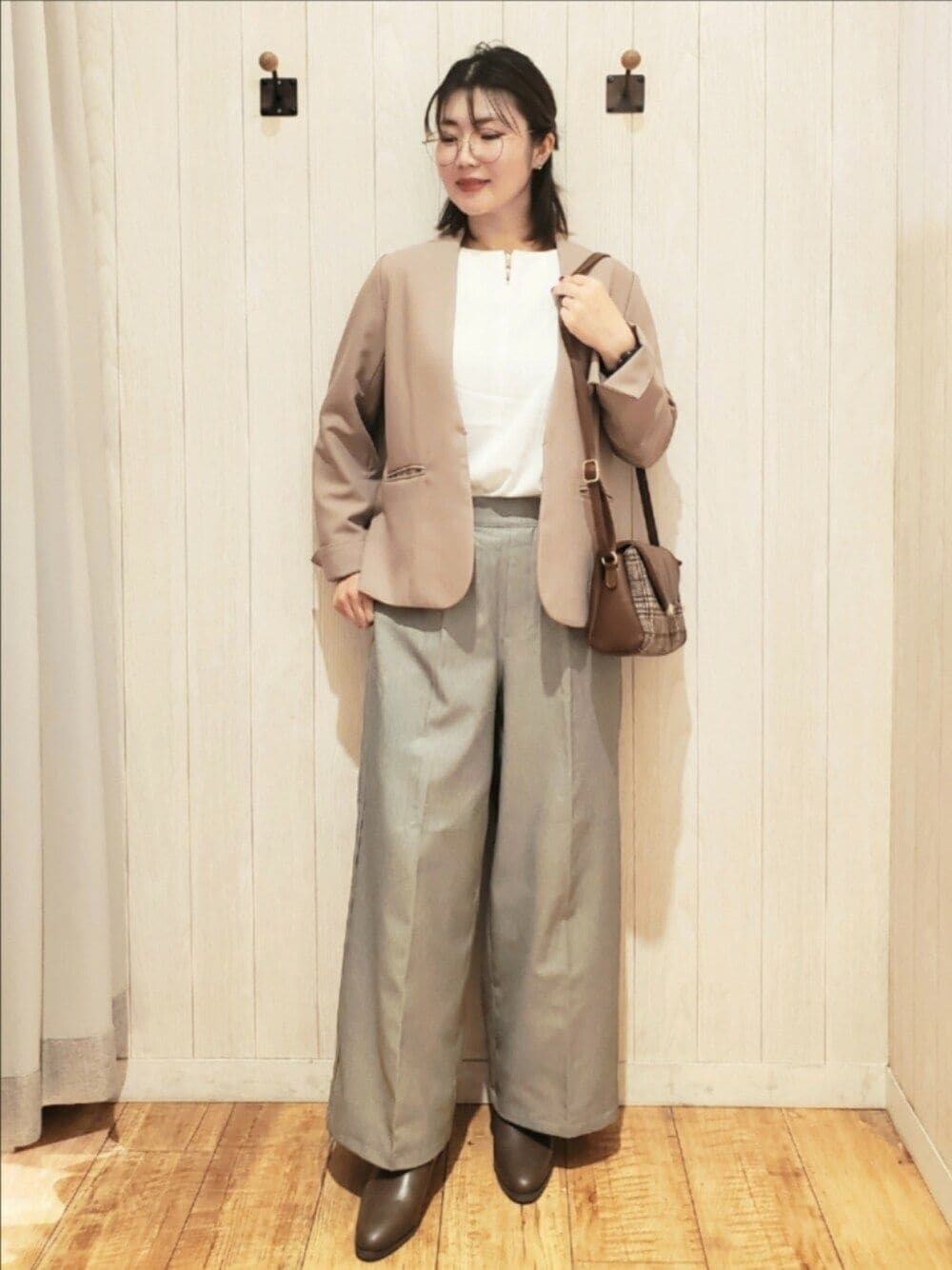 「秋コーデ、オトナ女子、お出かけコーデ、高身長コーデ、お仕事コーデ、七五三、セレモニー、卒業式、シンプルスタイル、ブラウス、ブーツ」｜「DRESKIPの【通勤/セレモニー】華やかさをプラスする パール調キーネックブラウス（シャツ/ブラウス、ホワイト系）」を使った、Maaaaachanさん（レディース・165cm）の秋コーディネートの1枚目の写真